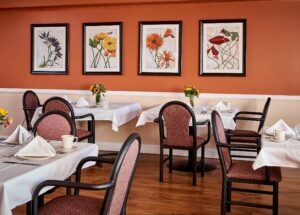 Dining room with many tables and chairs